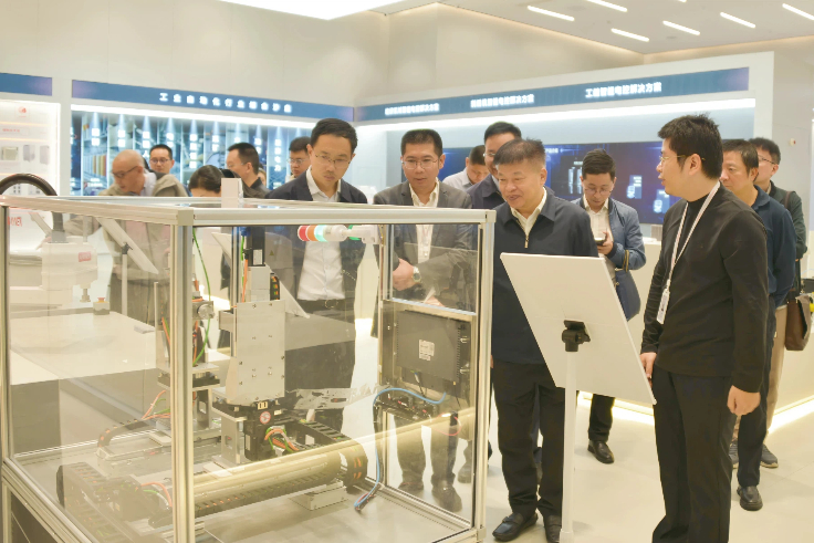 省工信廳陳建業(yè)廳長一行蒞臨睿能科技調(diào)研考察(圖2)